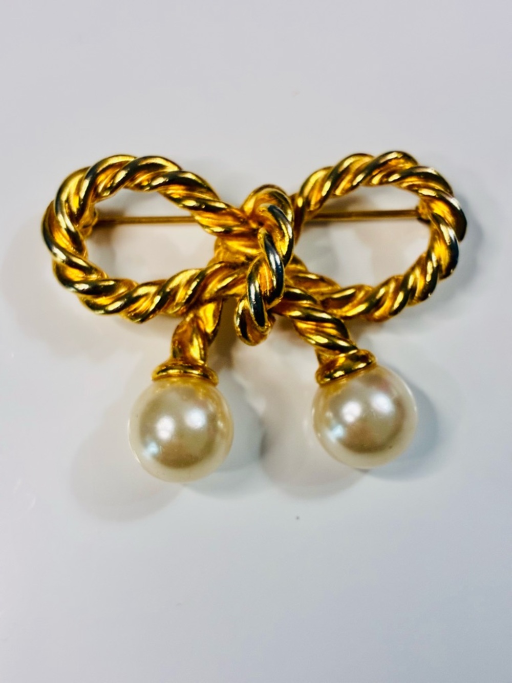 VTG 80s Gold-Tone Bow Brooch with Glass Pearl Drops - Women's Jewelry